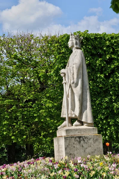 Francja, saint louis posąg w mieście poissy — Zdjęcie stockowe