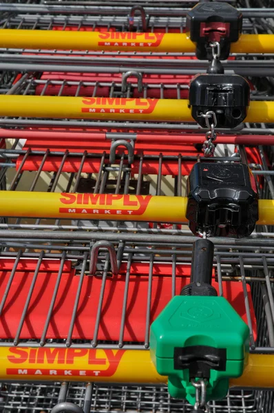 Primer plano del carrito de la compra frente a un supermercado — Foto de Stock