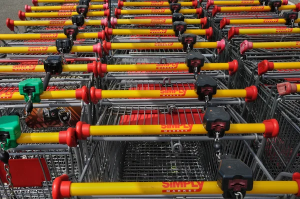 Primer plano del carrito de la compra frente a un supermercado —  Fotos de Stock