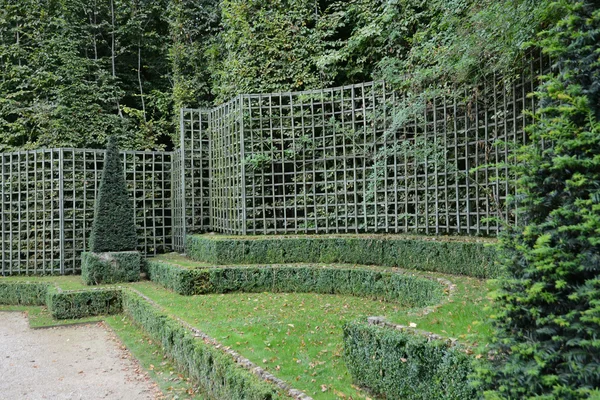 法国凡尔赛宫公园的三个喷泉小树林 — 图库照片
