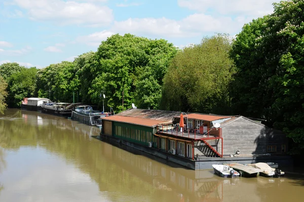 Frankrike, den pittoreske byen Poissy – stockfoto