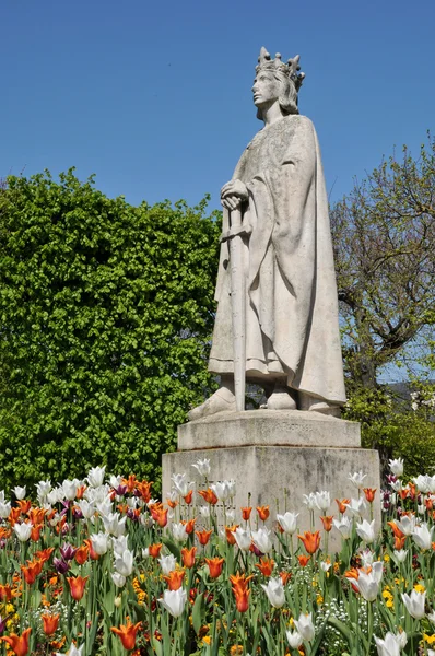 Francie, socha Ludvíka 9 v poissy v les yvelines — Stock fotografie
