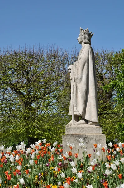 Francie, socha Ludvíka 9 v poissy v les yvelines — Stock fotografie