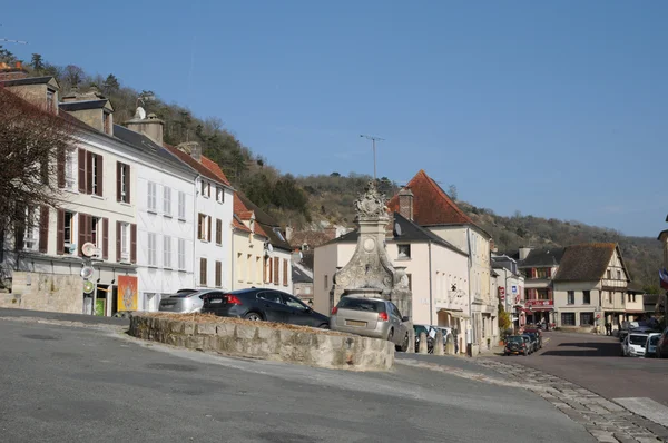 Ranska, historiallinen kylä La Roche Guyon — kuvapankkivalokuva