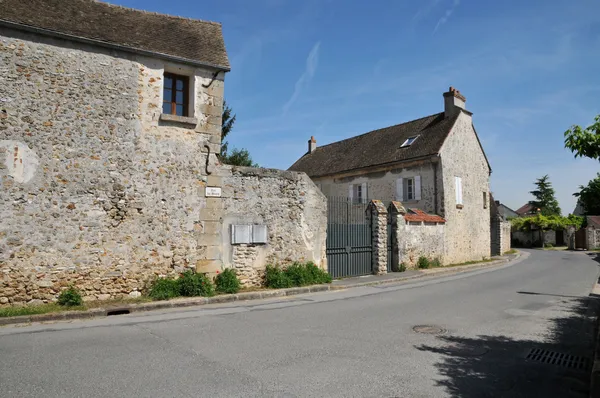 法国的 fremainville 在 val d 风景如画的村庄里瓦兹 — 图库照片