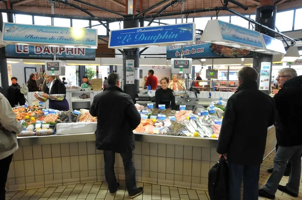 Bretagne, tienda de pescado en el mercado de Pornichet en el Loira Atlantiq —  Fotos de Stock