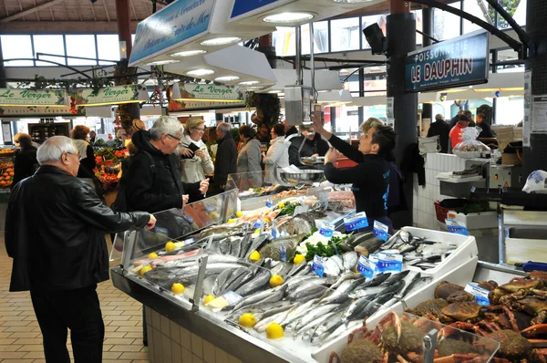 Bretagne, tienda de pescado en el mercado de Pornichet en el Loira Atlantiq —  Fotos de Stock