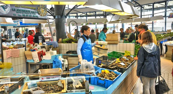 Bretagne, fisk butik på marknaden i pornichet i loire atlantiq — Stockfoto