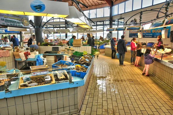 Bretagne, tienda de pescado en el mercado de Pornichet en el Loira Atlantiq — Foto de Stock