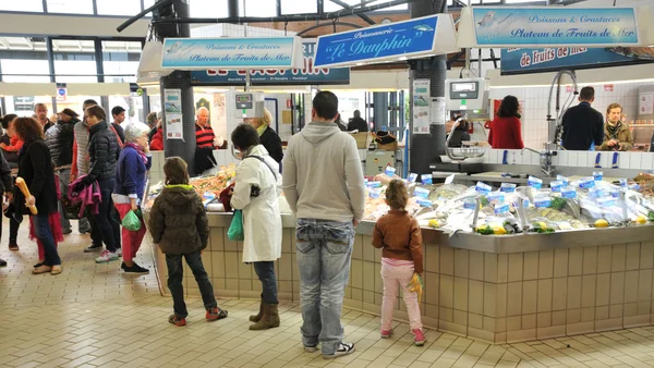 Bretagne, tienda de pescado en el mercado de Pornichet en el Loira Atlantiq —  Fotos de Stock