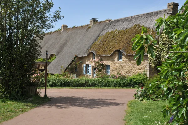 Bretagne, stary domek kryty strzechą w saint lyphard — Zdjęcie stockowe