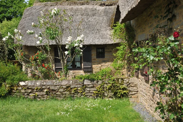 Bretagne, nádfedeles parasztház a saint-lyphard — Stock Fotó