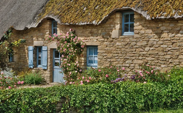 Bretagne, gamla halmtak stuga i saint-lyphard — Stockfoto