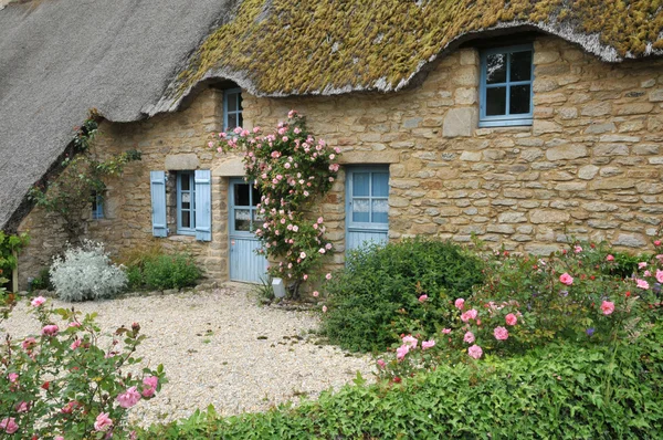 Bretagne, gamla halmtak stuga i saint-lyphard — Stockfoto