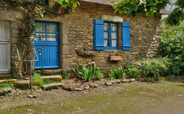 Bretagne, altes reetgedecktes Häuschen in Saint lyphard — Stockfoto