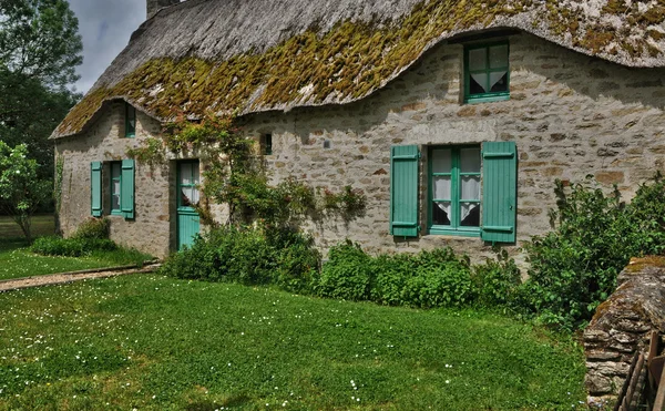Bretagne, gamla halmtak stuga i saint-lyphard — Stockfoto