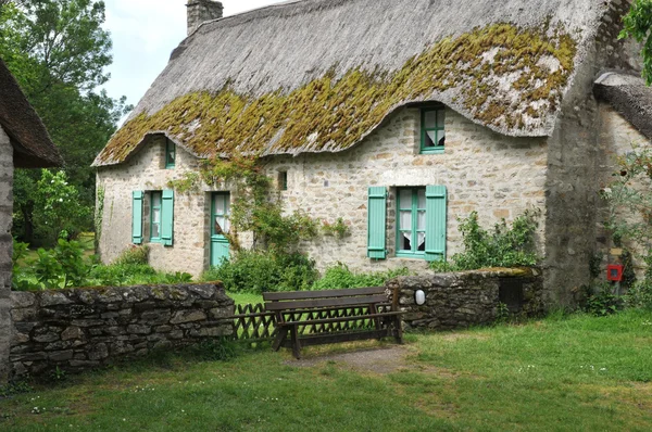 Bretagne, stary domek kryty strzechą w saint lyphard — Zdjęcie stockowe