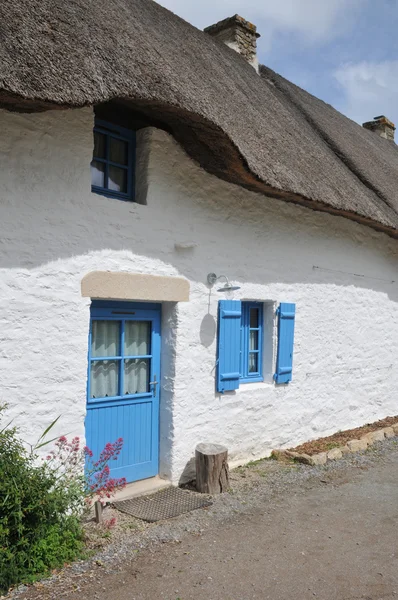 Bretagne, altes reetgedecktes Häuschen in Saint lyphard — Stockfoto