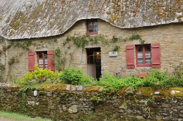 Bretagne, stary domek kryty strzechą w saint lyphard — Zdjęcie stockowe