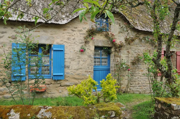 Bretagne, antigua casa de campo de paja en Saint Lyphard — Foto de Stock