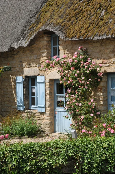 Bretagne, vecchio cottage di paglia a Saint Lyphard — Foto Stock