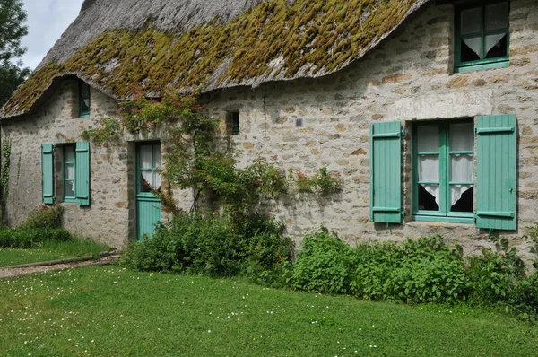 Bretagne, oude rieten Landhuisje in saint-lyphard — Stockfoto