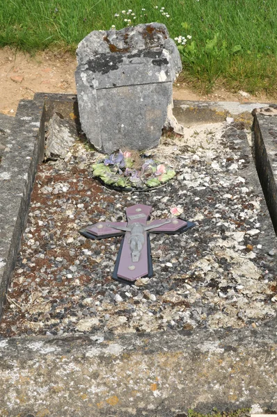 Francia, il pittoresco villaggio di Maudetour — Foto Stock