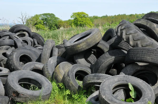 Frankrijk, een stapel afvalbanden in Arthies — Stockfoto