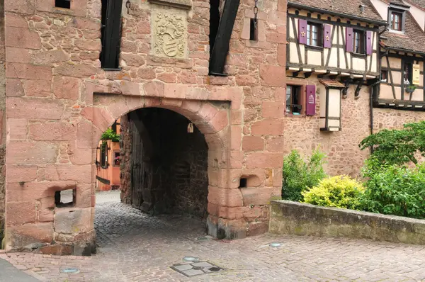 Francia, pintoresco pueblo de Riquewihr en Alsacia — Foto de Stock