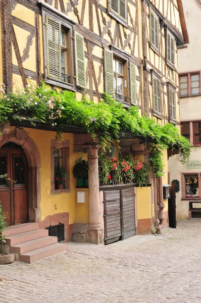 Francia, pittoresco villaggio di Riquewihr in Alsazia — Foto Stock