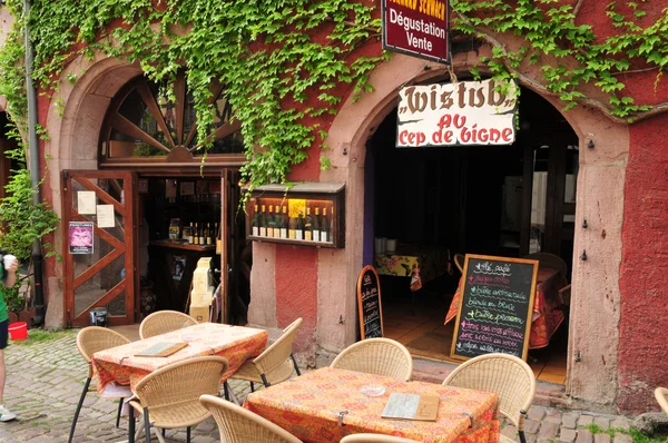 Francia, pintoresco pueblo de Riquewihr en Alsacia —  Fotos de Stock