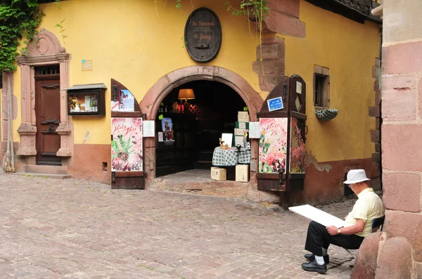 Frankreich, malerisches dorf riquewihr im elsass — Stockfoto