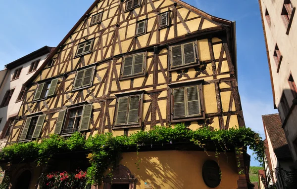 Francia, pintoresco pueblo de Riquewihr en Alsacia —  Fotos de Stock