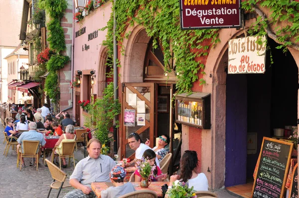 Frankreich, malerisches dorf riquewihr im elsass — Stockfoto