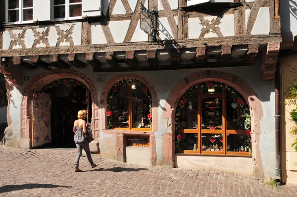 França, pitoresca aldeia de Riquewihr na Alsácia — Fotografia de Stock