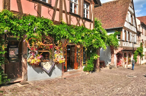França, pitoresca aldeia de Riquewihr na Alsácia — Fotografia de Stock