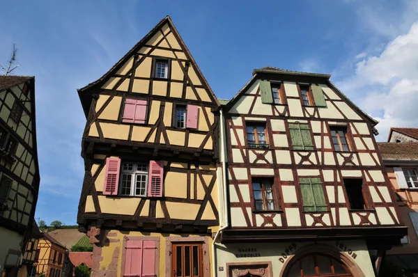 Франция, живописная деревня Рикевир в Эльзасе — стоковое фото