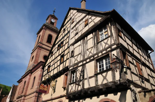 França, pitoresca aldeia de Riquewihr na Alsácia — Fotografia de Stock