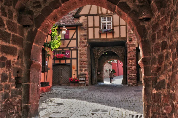 Francia, pittoresco villaggio di Riquewihr in Alsazia — Foto Stock