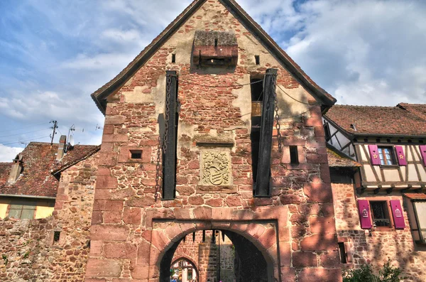 Francia, pintoresco pueblo de Riquewihr en Alsacia — Foto de Stock