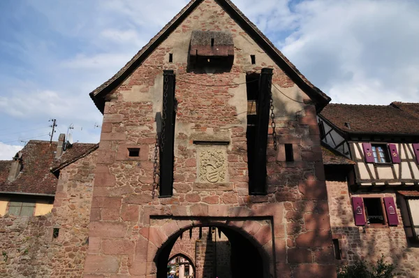 Frankrijk, schilderachtig dorp van riquewihr in Elzas — Stockfoto