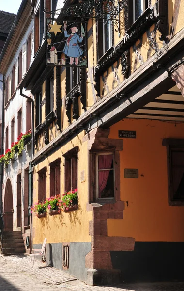 Francia, pintoresco pueblo de Riquewihr en Alsacia —  Fotos de Stock