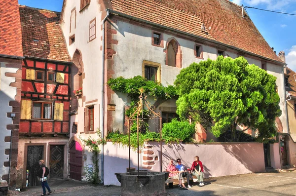 Франция, живописная деревня Рикевир в Эльзасе — стоковое фото