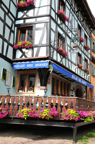 Fransa, alsace içinde riquewihr pitoresk köy — Stok fotoğraf