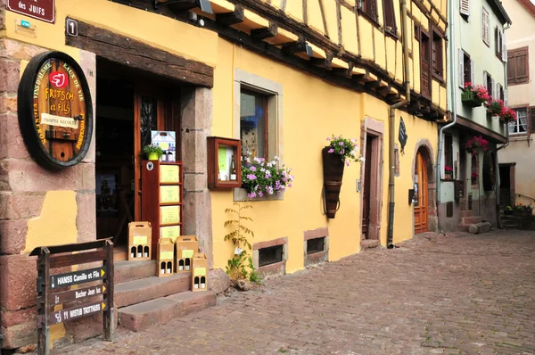 Francia, pittoresco villaggio di Riquewihr in Alsazia — Foto Stock