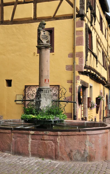 Francia, pintoresco pueblo de Riquewihr en Alsacia — Foto de Stock