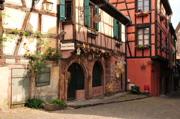 Francia, pittoresco villaggio di Riquewihr in Alsazia — Foto Stock