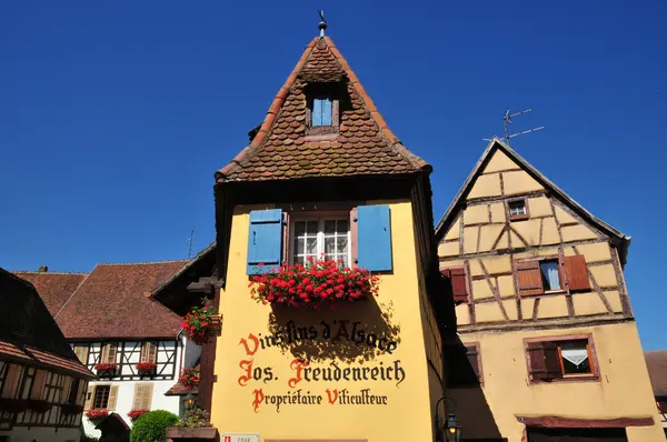 Haut rhin, het schilderachtige dorpje van eguisheim — Stockfoto
