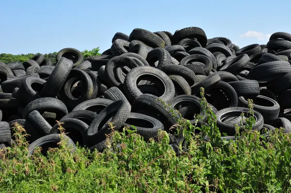 Frankrijk, stapel van afgedankte banden in de arthies — Stockfoto