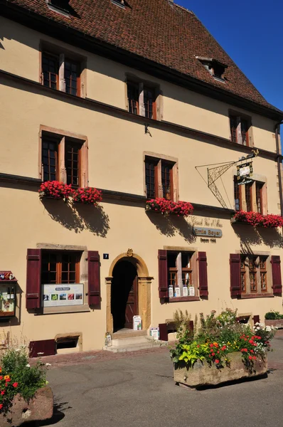 Haut rhin, das malerische Dorf Eguisheim — Stockfoto